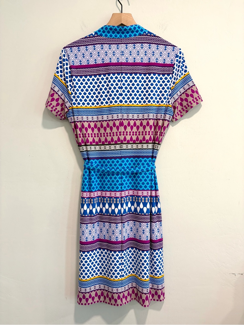 Trina Turk Short Sleeve Geometric Striped V-Neck Stretch Dress - Picture 8 of 10